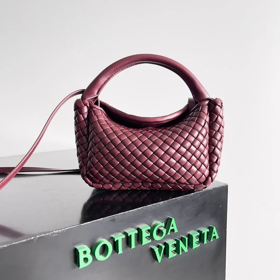 Batch 1760 BOTTEGA VENETA's new mini COBBLE bag. This season's mini Cobble series brings a new style of handbag. The body of the bag resembles the shape of a "Yuanbao", giving you good luck throughout autumn and winter! This Yuanbao bag is made of three pieces of quilted cotton and has an unlined body, showing its quiet power. The bag is carefully designed to create a three-dimensional look. The joints and edges are decorated with lambskin strips to create a sense of simplicity. The handbag is not lined, so you can directly appreciate the consistent lambskin on the outside and inside. It is beautiful both inside and outside. The top handle of this handbag is made of leather-wrapped rope and is quite sturdy. The detachable shoulder strap is secured by a leather buckle inside the bag. Can be carried by hand, carried on the shoulder or cross-body, very easy to match! Style number: 805739 Size: 23*11*8cm